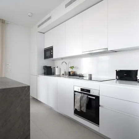 3-bedroom Oasis Private, Luxe, Scenic, Spacious Apartment *